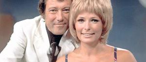Paar und Ehepaar. Vivi Bach und Dietmar Schönherr bei der gemeinsamen Moderation der Fernsehshow „Wünsch Dir was“ 1971. 