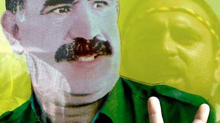 Wehen bald weiße Fahnen, statt die des PKK-Gründers Abdullah Öcalan? Jedenfalls haben die kurdischen PKK-Rebellen den Abzug ihrer rund 1500 Kämpfer aus der Türkei angekündigt.