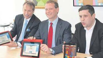 Spieletester. Ulrich Nußbaum, Eric Schweitzer und Raed Saleh (von links) durften bei Gameduell zum Tablet greifen, um Bubble Speed oder Little Diggers auszuprobieren. 