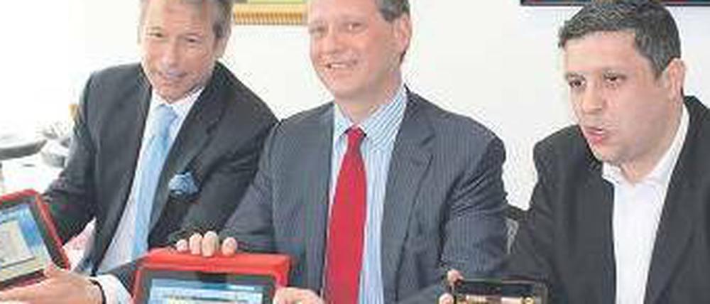 Spieletester. Ulrich Nußbaum, Eric Schweitzer und Raed Saleh (von links) durften bei Gameduell zum Tablet greifen, um Bubble Speed oder Little Diggers auszuprobieren. 