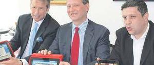 Spieletester. Ulrich Nußbaum, Eric Schweitzer und Raed Saleh (von links) durften bei Gameduell zum Tablet greifen, um Bubble Speed oder Little Diggers auszuprobieren. 