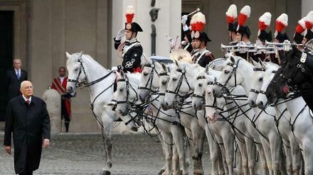 Napolitano wurde am Wochenende auf Knien angefleht, noch ein Mal das Amt des Staatschefs zu übernehmen. Das verschafft ihm eine starke Stellung.