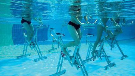 Unterwasser-Radeln im "Arka".