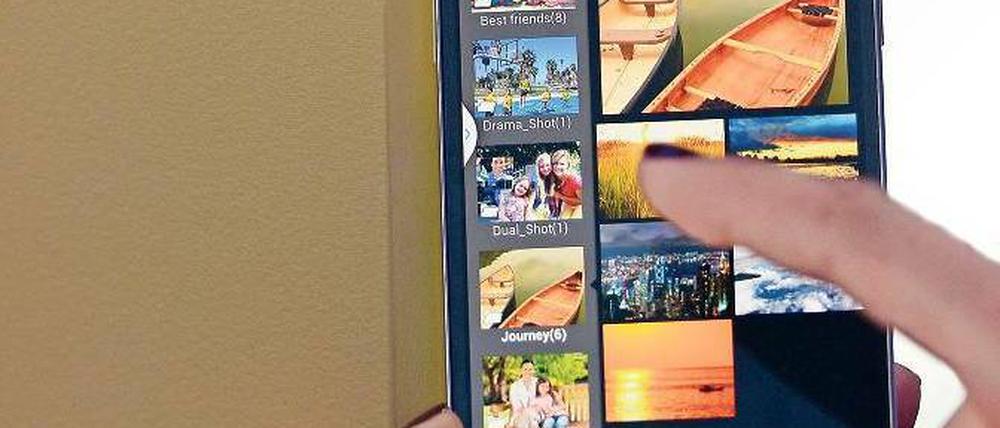 Der Bildschirm des Samsung Galaxy S4 ist nochmals leicht auf fünf Zoll (12,7 Zentimeter) gewachsen. Mit einer Hand lassen sich solche Smartphones kaum noch bedienen. Foto: AFP