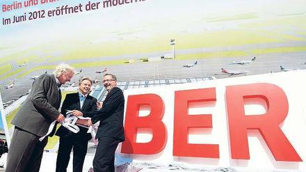 Friede, Freude, Flughafen. Im Juni 2011 waren Meinhard von Gerkan, der Regierende Bürgermeister Klaus Wowereit und Brandenburgs Ministerpräsident Matthias Platzeck (von links) in Tegel noch optimistisch, BER ein Jahr später eröffnen zu können. Foto: dpa