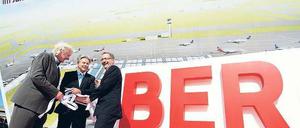 Friede, Freude, Flughafen. Im Juni 2011 waren Meinhard von Gerkan, der Regierende Bürgermeister Klaus Wowereit und Brandenburgs Ministerpräsident Matthias Platzeck (von links) in Tegel noch optimistisch, BER ein Jahr später eröffnen zu können. Foto: dpa