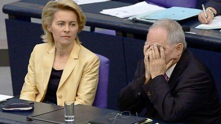 Der Unmut wächst. Arbeitsministerin von der Leyen steht wegen ihres Vorgehen bei der Frauenquote in der Kritik.