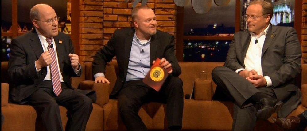 Der Dompteur und seine Gäste: Stefan Raab (Mitte) mit Gregor Gysi (links) und Dirk Niebel.