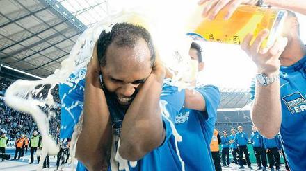 Prost, Hertha! Nach dem Sieg begossen Herthas Spieler den vorzeitigen Aufstieg. Der beste Torschütze der Saison, der Brasilianer Ronny, bekam einen großen Schluck ab.