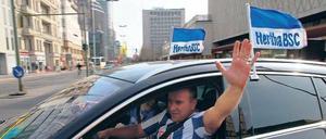 Eher ein Autotorso: Schland-Stimmung kam am Kurfürstendamm nach Herthas Aufstieg nicht gerade auf. Man feierte lieber in Biergärten und Kneipen.