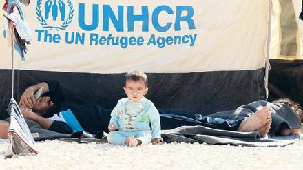 Die Bewohne von Zaatari müssen nicht nur unter schwierigen Bedingungen ihren Lebensalltag organisieren, sondern auch gegen Langeweile ankämpfen. Denn Jobs sind rar. Wer Glück hat, wird zum Beispiel von Unicef zur Betreuung der vielen Kinder eingesetzt.