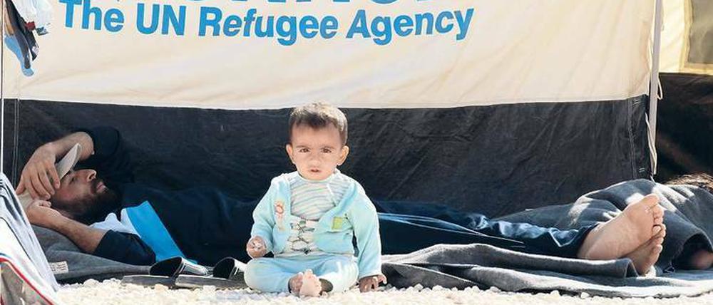 Die Bewohne von Zaatari müssen nicht nur unter schwierigen Bedingungen ihren Lebensalltag organisieren, sondern auch gegen Langeweile ankämpfen. Denn Jobs sind rar. Wer Glück hat, wird zum Beispiel von Unicef zur Betreuung der vielen Kinder eingesetzt.
