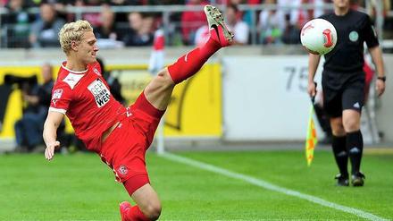 Rustikal oder filigran: Düsseldorfs Johannes van den Bergh versucht den Ball zu erreichen.