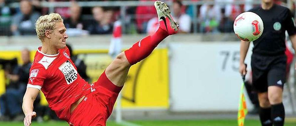 Rustikal oder filigran: Düsseldorfs Johannes van den Bergh versucht den Ball zu erreichen.