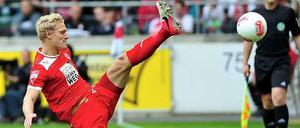 Rustikal oder filigran: Düsseldorfs Johannes van den Bergh versucht den Ball zu erreichen.