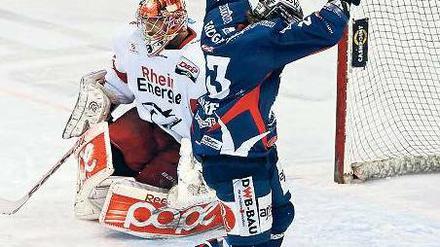 Wie alles begann. Corey Locke erzielt das erste Tor im letzten Berliner Saisonspiel. Foto: Reuters