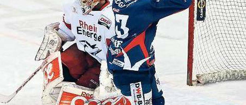 Wie alles begann. Corey Locke erzielt das erste Tor im letzten Berliner Saisonspiel. Foto: Reuters