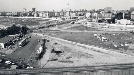 Brachland. Das Lenné-Dreieck lag nordwestlich des Potsdamer Platzes. Das Foto zeigt den Platz im Jahr 1990, mit dem Dreieck am linken Bildrand und im Vordergrund der Versuchsstrecke der Magnetbahn.