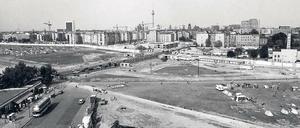 Brachland. Das Lenné-Dreieck lag nordwestlich des Potsdamer Platzes. Das Foto zeigt den Platz im Jahr 1990, mit dem Dreieck am linken Bildrand und im Vordergrund der Versuchsstrecke der Magnetbahn.