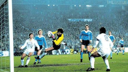 Alles Fliegen war vergebens. Mönchengladbachs Torhüter Uli Sude fängt 1985 in Madrid eine Flanke vor dem Spanier Santillana ab. Kurz vor Schluss jedoch erzielte Reals Kapitän das 4:0 – und schoss sein Team damit trotz einer 1:5-Hinspielniederlage ins Viertelfinale. 