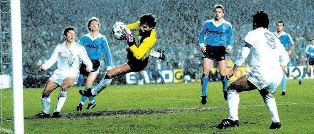 Alles Fliegen war vergebens. Mönchengladbachs Torhüter Uli Sude fängt 1985 in Madrid eine Flanke vor dem Spanier Santillana ab. Kurz vor Schluss jedoch erzielte Reals Kapitän das 4:0 – und schoss sein Team damit trotz einer 1:5-Hinspielniederlage ins Viertelfinale.