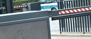 Vor der Schranke. Der Sitz des Staatsoberhauptes ist gesichert, eingehende Post wird im Bundespräsidialamt kontrolliert. Foto: dpa/Zinken