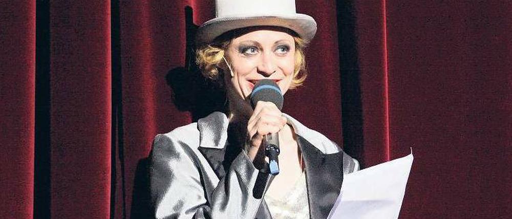 Pervers’ Geräusch. Katharina Maria Schubert erzählt als französisches Varietégirl vom Berlin der zwanziger Jahre. Foto: Eventpress Hoensch