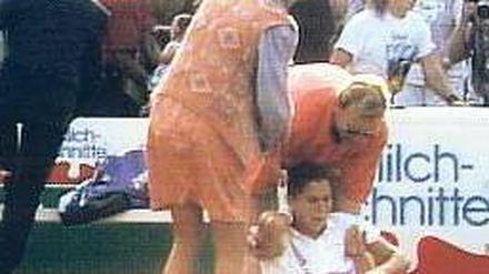 Hamburg, 30. April 1993. Verletzt von einem Messerstich greift sich Monica Seles auf dem Platz an den Rücken, im Hintergrund wird der Attentäter überwältigt. Foto: p-a/dpa
