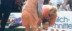 Hamburg, 30. April 1993. Verletzt von einem Messerstich greift sich Monica Seles auf dem Platz an den Rücken, im Hintergrund wird der Attentäter überwältigt. Foto: p-a/dpa