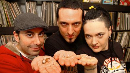 Nicht ohne meinen Gehörschutz: Die DJs Patrick Gharapetian, David Merlino und Anne Gelfei (von links nach rechts) wissen um die Gefahr lauter Musik.