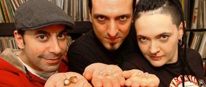 Nicht ohne meinen Gehörschutz: Die DJs Patrick Gharapetian, David Merlino und Anne Gelfei (von links nach rechts) wissen um die Gefahr lauter Musik.