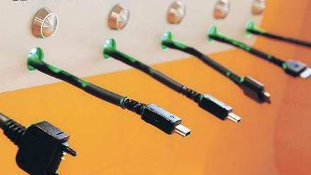 Qual der Wahl. Bis 2009 lieferte jeder Handy-Hersteller seine Geräte mit eigenem Ladestecker aus. Wer als Nutzer die Marke wechselte, musste mit dem alten Telefon gleich auch das Ladegerät entsorgen. Dann einigten sich die Unternehmen auf einen Standard. Foto: dpa