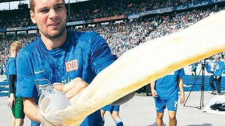 Aufstieg! Lasogga feiert. 