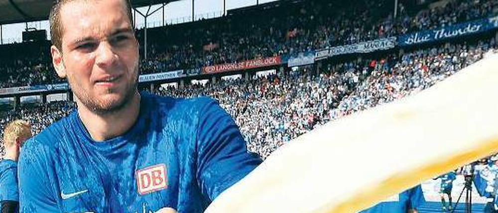 Aufstieg! Lasogga feiert. 