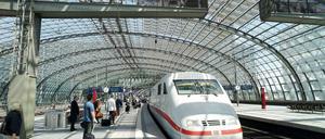 Die Fahrgäste der ersten Klasse stehen bisher im Regen. Nun wollen Abgeordnete, dass das Dach endlich verlängert wird.