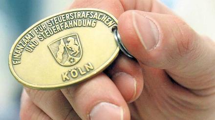 Bevor der Steuerfahnder kommt. Wer Steuerhinterziehung selbst anzeigt, konnte bisher in vielen Fällen einer Strafverfolgung entgehen. Darauf beruft sich auch der Präsident des FC Bayern, Uli Hoeneß. Sein Fall hat aber eine erregte Debatte über die bisherige Praxis ausgelöst.