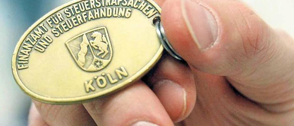 Bevor der Steuerfahnder kommt. Wer Steuerhinterziehung selbst anzeigt, konnte bisher in vielen Fällen einer Strafverfolgung entgehen. Darauf beruft sich auch der Präsident des FC Bayern, Uli Hoeneß. Sein Fall hat aber eine erregte Debatte über die bisherige Praxis ausgelöst.