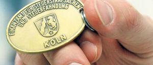 Bevor der Steuerfahnder kommt. Wer Steuerhinterziehung selbst anzeigt, konnte bisher in vielen Fällen einer Strafverfolgung entgehen. Darauf beruft sich auch der Präsident des FC Bayern, Uli Hoeneß. Sein Fall hat aber eine erregte Debatte über die bisherige Praxis ausgelöst.