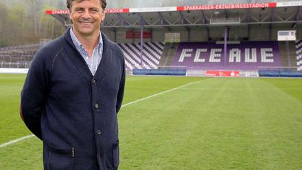 In der Strickjacke zum Klassenerhalt: Falko Götz hat eine klare Mission in Aue - nicht absteigen.