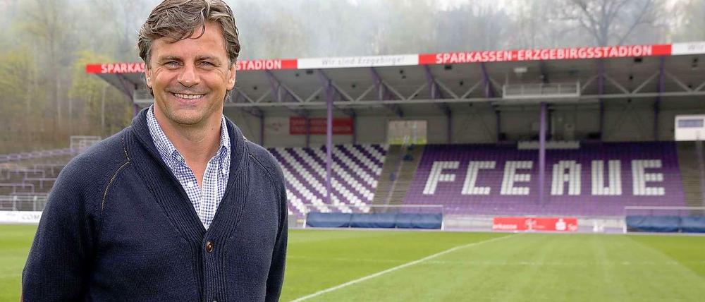 In der Strickjacke zum Klassenerhalt: Falko Götz hat eine klare Mission in Aue - nicht absteigen.