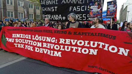 An der Spitze des Zuges laufen griechische Gerwerkschafter. Das Motto der Demo: "Zusammen kämpfen gegen Krise, Krieg und Kapitalismus".