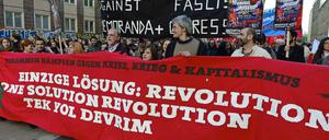 An der Spitze des Zuges laufen griechische Gerwerkschafter. Das Motto der Demo: "Zusammen kämpfen gegen Krise, Krieg und Kapitalismus".