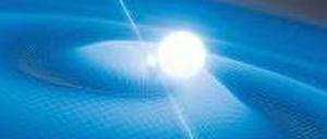 Tandemtanz. Während zwei Sterne umeinander kreisen, geben sie Energie ab, sagt die Theorie. Sie wurde bestätigt.