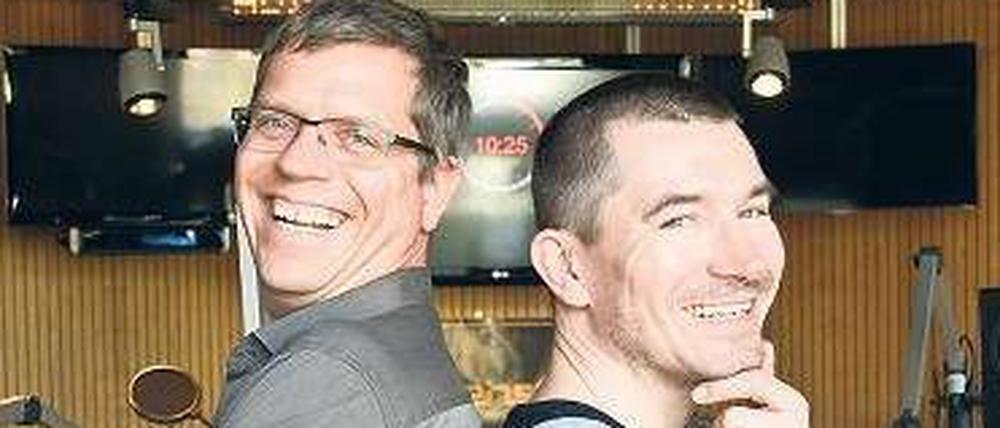 Wo steht denn die Buttermilch? Rund 3 000 Morgenshows haben Stefan Rupp (rechts) und Christoph Azone bisher gemeinsam bestritten, zwei Drittel davon bei Radio Eins. 