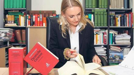 Kein Nine-To-Five-Job. Arbeitstage bis 22 Uhr sind die Regel für Juristen in internationalen Großkanzleien, ständige Erreichbarkeit ebenfalls – auch am Wochenende. Doch die Kanzleien fangen an umzudenken, etwa an Teilzeitmodelle für Partner. Foto: Verlag C.H.Beck/promo