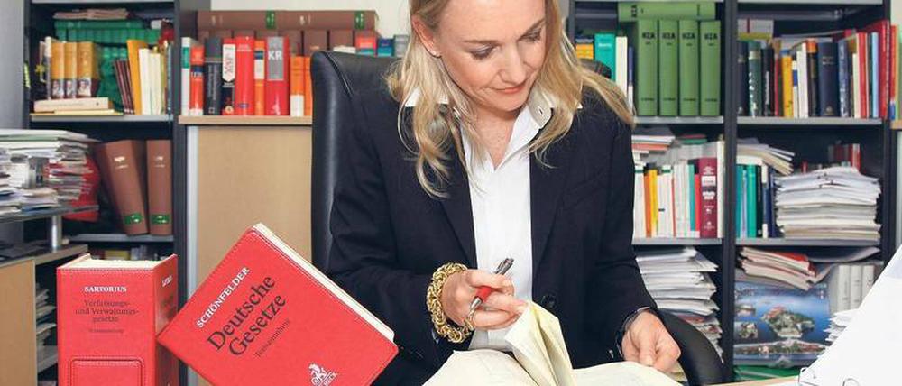 Kein Nine-To-Five-Job. Arbeitstage bis 22 Uhr sind die Regel für Juristen in internationalen Großkanzleien, ständige Erreichbarkeit ebenfalls – auch am Wochenende. Doch die Kanzleien fangen an umzudenken, etwa an Teilzeitmodelle für Partner. Foto: Verlag C.H.Beck/promo