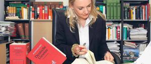 Kein Nine-To-Five-Job. Arbeitstage bis 22 Uhr sind die Regel für Juristen in internationalen Großkanzleien, ständige Erreichbarkeit ebenfalls – auch am Wochenende. Doch die Kanzleien fangen an umzudenken, etwa an Teilzeitmodelle für Partner. Foto: Verlag C.H.Beck/promo