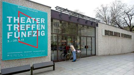 Das 50. Berliner Theatertreffen wird am Freitag, den 3. Mai, mit Michael Thalheimers "Medea"-Inszenierung aus Frankfurt/Main eröffnet. Die große Geburtstagsparty im Haus der Berliner Festspiele, das ebenfalls 50 wird, steigt am 11. Mai. Die Freie Volksbühne in der Schaperstraße, entworfen von Fritz Bornemann, war 1963 eröffnet worden. 