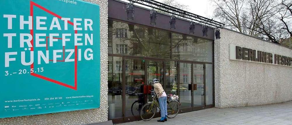 Das 50. Berliner Theatertreffen wird am Freitag, den 3. Mai, mit Michael Thalheimers "Medea"-Inszenierung aus Frankfurt/Main eröffnet. Die große Geburtstagsparty im Haus der Berliner Festspiele, das ebenfalls 50 wird, steigt am 11. Mai. Die Freie Volksbühne in der Schaperstraße, entworfen von Fritz Bornemann, war 1963 eröffnet worden. 