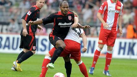 Julian de Guzman (l-r) von Jahn Regensburg im Zweikampf mit Björn Jopek vom 1.FC Union Berlin.